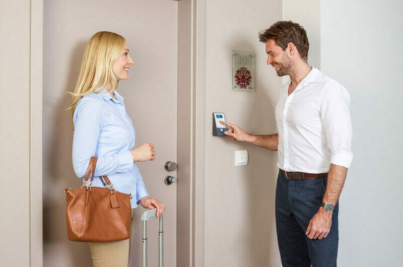 Gast öffnet eine Zimmertür per PIN-Code