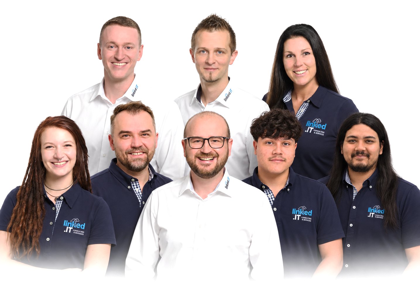 Das Team von link-ed.it: acht Menschen in Firmenkleidung